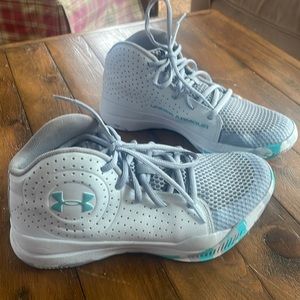 Girls Under Armour basketball shoes 5.5